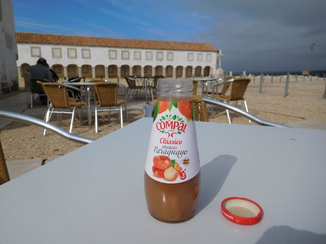 岬の聖母教会そばのカフェで、バスの時間まで休憩。