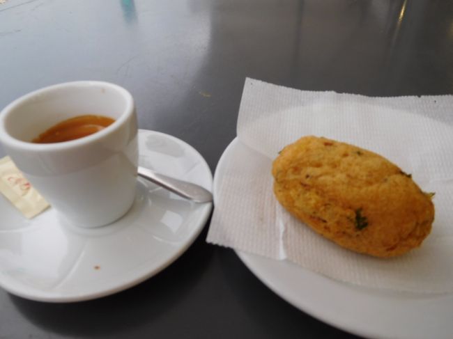 バスでセジンブラまで戻り、１６時１５分発のバスでリスボンへ戻りました。<br /><br />部屋に戻る前に、ホテル前のカフェで、まだ食べていなかったバカリャウのコロッケを思い出し頂きました。<br /><br />テラス席には私以外に若いカップルが一組座っていました。<br />すると一見身なりも普通の３０代と思われる男性がやって来て、若いカップルにお金をねだっていました。<br />カップルの男性の方から小銭を貰った後、どうするのかと思っていると、私のところにもやって来ました。<br />この状況であげない訳にはいかないだろうなと、私も１ユーロあげました。<br />ちゃんと「オブリガード」とお礼は言ってくれました。<br /><br />その後、その男性は平気な顔で、そのお金を持ってカフェに何か注文しに入って行ったので、流石にそのずぶとさに感心しました。<br />テラス席は店内からも丸見えなので、中のお客さんも見ていたと思うのですが。<br /><br /><br /><br />ホテルの部屋に戻って感心したのは、可動式シャワーのかけ方でした。<br />昨夜は高い方にシャワーのホースがかけてあり、私の身長では届かず、部屋から椅子を持って行って降ろしました。<br />使ったシャワーはどこにも掛けず、バスタブの中に置いたままにしていました。<br />朝「シャワーホースはこのままで」とメモして行くのを忘れていましたが、戻ってみると今夜は下の低い位置にホースがかけてくれてあり、あっ、届かないと気付いて下の位置に掛けてくれているんだな、と掃除をしてくれた人の気づかいに感心しました。<br /><br />このホテルは、初日に荷物を預けた時はいい印象ではありませんでしたが、その後は、部屋の居心地はいいし、他のフロントスタッフは感じいいし、朝食もなかなかだし、部屋からの眺めもいいしと、どんどん好印象になりました。<br />そしてこのホースの件で、さらに印象はいいものになりました。<br /><br /><br />今日は疲れすぎていて、夕食には出かけませんでした。