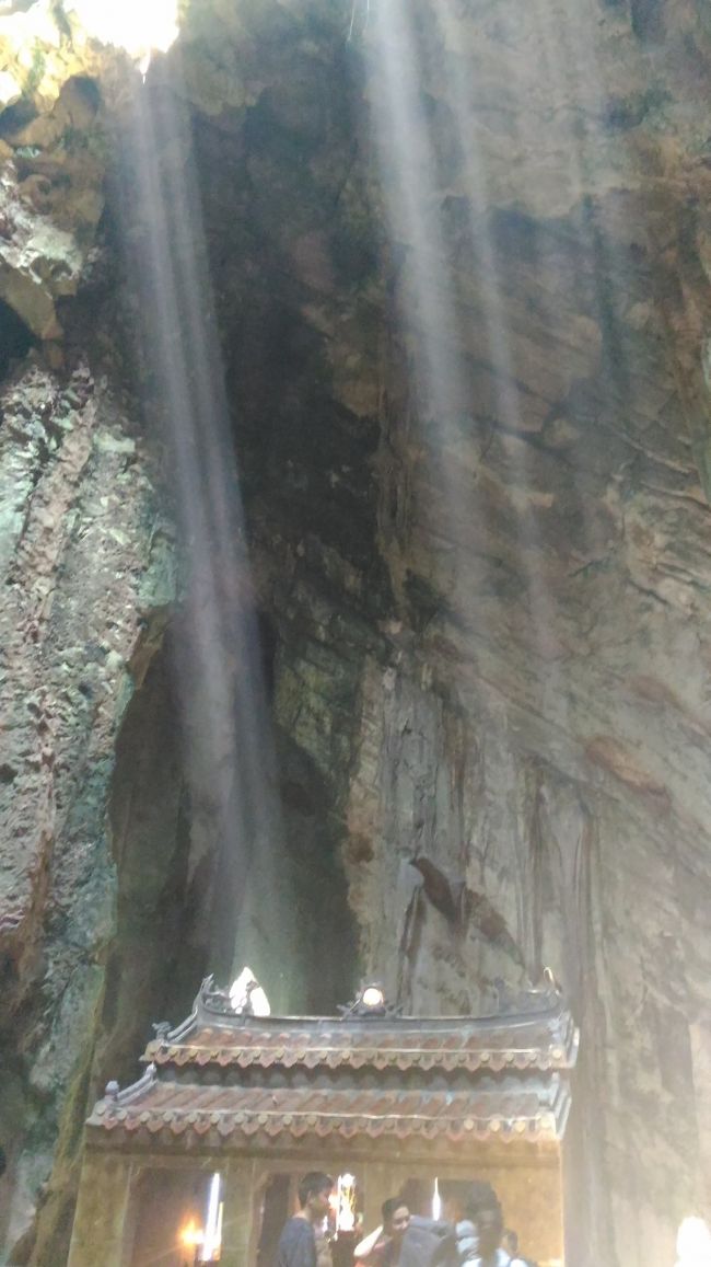 神社？の屋根には神々しく光の帯が降り注いでいた。<br />神様が降りてこられるのかもしれない。<br />無神論者の私もふとそんな錯覚に襲われた。