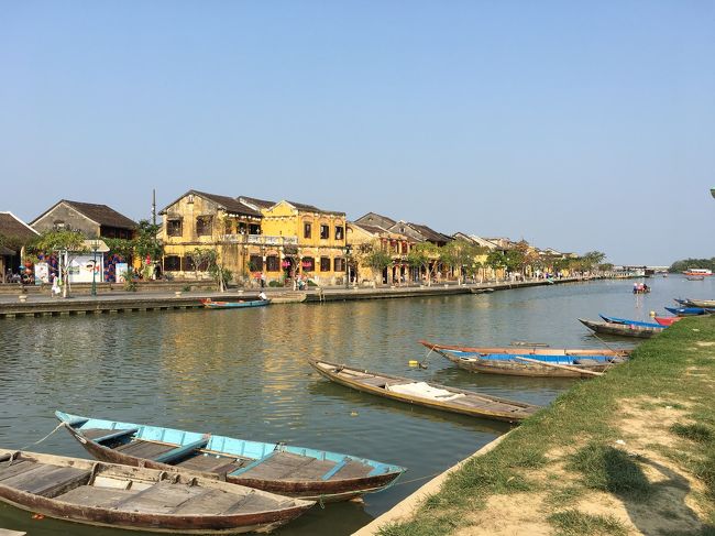 やっとホイアン到着。<br />ランタンフェスティバルにはまだまだ時間があるので、街散策。ここは世界遺産。<br />街中に、まるで京都みたいにお土産物やさんや、古民家みたいなのがあって<br />観光客でごったがえしている。でもこの雰囲気好きだなあ。