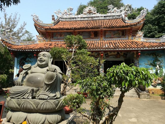 五行山は洞穴ばかりではありません。あちこちにお寺もあり、実に見どころたっぷりの隠れた観光スポットなのです。<br />でもあんな登山があったらツアー客は来ないわな。<br />行ってみたい人は、ダナンからタクシー飛ばしてパンツにスニーカーで行ってね。<br />