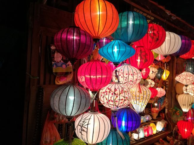 私にはまるで運命の出会いのような、一つの提灯があった。<br />白地に桜のさく枝、鶯が止まっている。<br />まさに一目ぼれ。引き寄せられるように、すいよせられるように<br />提灯と私は恋に落ちた。もちろんゲット。<br />