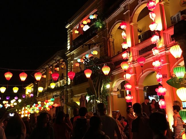 通りや建物にもちょうちんがぶら下がり、でもそれが品良くて<br />なんだか懐かしいような、本当にロマンティックな夜だった。<br />河にはろうそくを立てた灯篭が数百と流され、街全体が<br />光の玉手箱みたい。私とこころちゃんと、ラパンさんは<br />いつまでもリバーフロントの席にぼんやり座り、光の祭典を飽きることなく<br />眺めた。