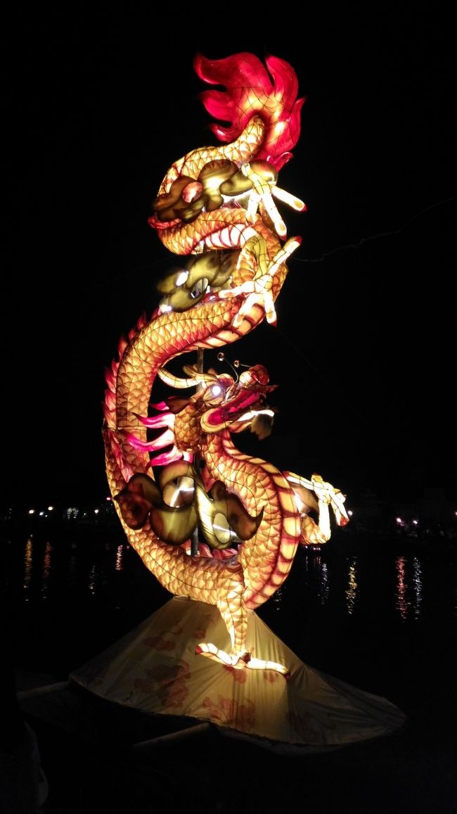 河にはこんな龍も、それ以外にも犬や、にわとりの電飾が。