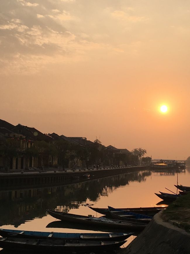 Fall in love したランタンと一夜を共にし、翌朝、同室のこころちゃん、ふえさん、私で出かけたホイアンの街にこんなに素敵な朝日が昇った。夜だけではなくこの街は<br />朝までも私たちを魅了して離さない。