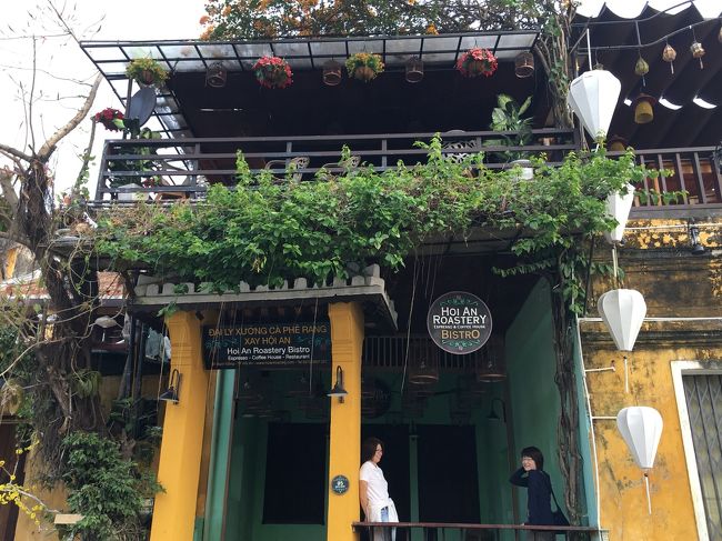 ちょうどこの建物で撮影をしていたので、こころちゃんとふえさんも<br />同じようにポーズをとってみる。なんだか二人ともすごくリラックスしていて、<br />自然でこの写真が一番好き。<br />そう、大好きな仲間と一緒に来れたから素直にそう思えたのかもしれない。<br />この街はデトックス効果もあるのかな。<br />そう思わせる本当に素敵な街だった。<br /><br />Part2はこれでおしまい。<br />続いて美？魔女はダナンの海ではじけ、おいしい海鮮に舌鼓をうち、世界遺産の<br />フエで人のあたたかさに触れる。、次のPart3も楽しみに待っててね。