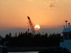 泊まったホテルの窓からは港と海が目の前に。

港から日の入りを撮影☆