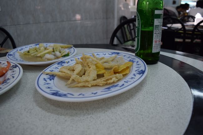 こちらは、白魚の天ぷら。塩が添えてあります。<br />熱々で、とても美味しかったです。