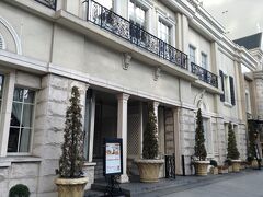 ホテルの斜め向かいの素敵な建物が気になって・・・
