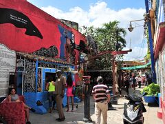 Callejon de Hamelカヤホン　デ　ハメル　に来ました。

https://www.tripadvisor.jp/Attraction_Review-g147271-d318995-Reviews-Callejon_de_Hamel-Havana_Ciudad_de_la_Habana_Province_Cuba.html

入口から中に入るとこんな感じ
私はドライバーに連れてこられたので入場料は発生しなかったけど
一般で行くと幾らかの入園料を取るようです。