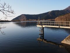 この田貫湖畔から今日登る山の一つ、天子ヶ岳の稜線が見れた。 