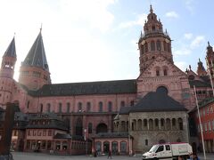 広場に面した大聖堂。入口がちょっと分かりにくいところにあります。