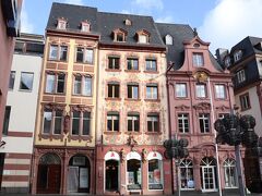 マルクト広場、建物の装飾がきれいです。
