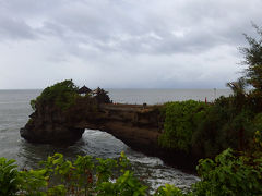 Bali Pulinaの後はCangguのEco Beachに行く予定でした。
 車に乗るとまた雨
 雨季なのでしょうがないね。

雨は振ったり止んだりの繰り返しで
 この天気じゃSunsetは見れ無いだろうと判断し
Sunsetの時間帯に行く予定だったタナロット寺院に先に変更

Ubudからだと結構遠いのね。
