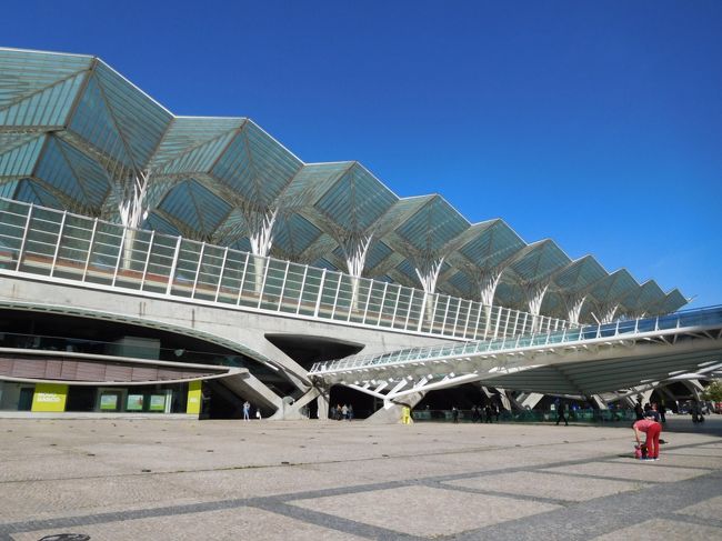 とても疲れていてチェックアウトの時間まで部屋にいたいぐらいでしたが、こんないいお天気にようやく恵まれ、そして最終日を無駄にするのももったいないので、頑張ってオリエンテ駅の方へ行ってみました。<br /><br />ポルトガルでは古いものばかりで、新しくものを何も見ていない気がして。