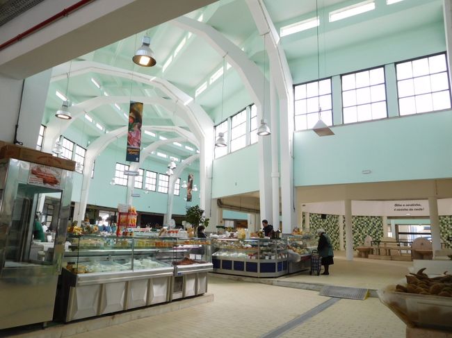 初日は時間が遅く見られなかった、アロイオスの市場。