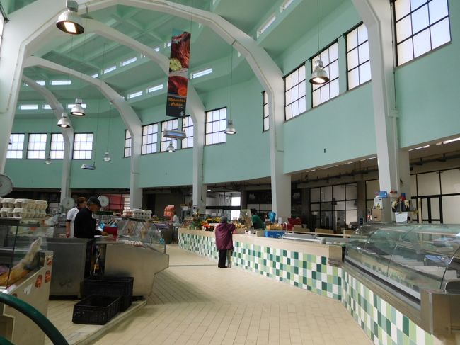 広々として綺麗な市場でしたが、出ているお店は建物の三分の一程度というところでしょうか。