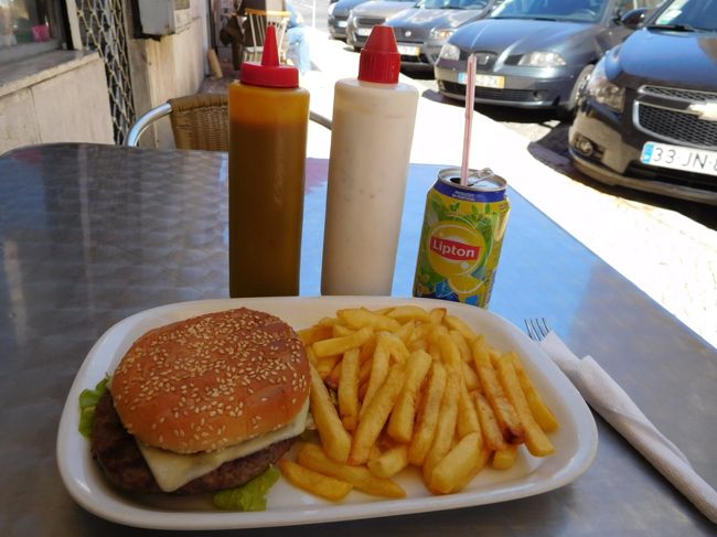 空港へ向かうまであまり時間もなかったので、通りかかったお店でハンバーガーセットを注文しました。<br />確か５ユーロ程でした。