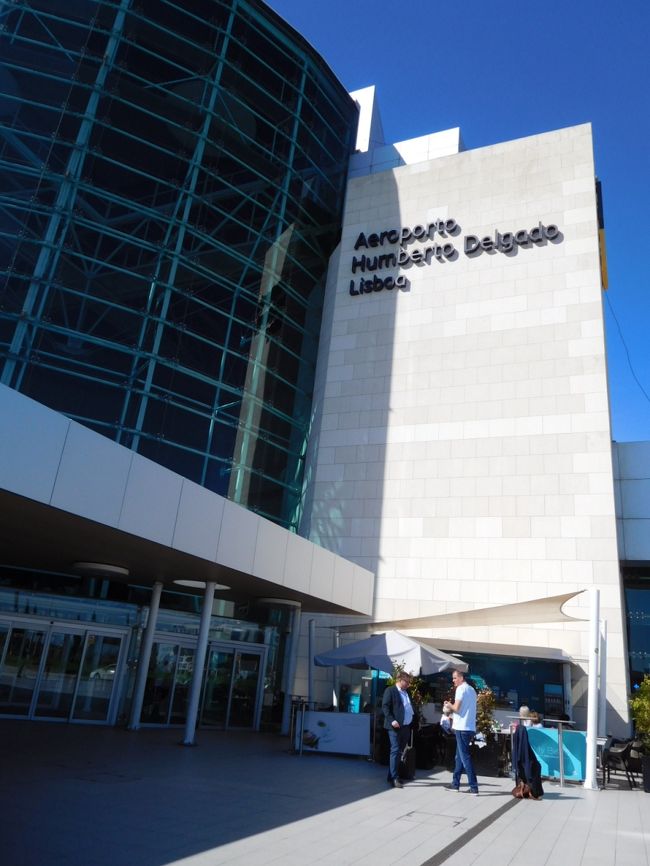 １時過ぎにホテルに戻り、タクシーを呼んでもらいました。<br /><br />空港まで地下鉄で行こうか、と考えたりしたこともありましたが、先ほどの突然の転倒もあり、きっと自分が思っている以上に疲れているのかもしれない。<br />もしエスカレーターが動いてなくて（結構故障しているエスカレーターも多く当てにならないので）、自力で階段を上がり降りしなくてはならなかったら、疲れで階段を転げ落ちてしまうかもしれない。そしたらこんなケガでは済まないだろう。僅かのタクシー代を惜しんでそんなことになったら、と考えてしまいました。<br /><br />空港までは９．５ユーロ、チップ込で１０ユーロ渡しました。<br /><br /><br />