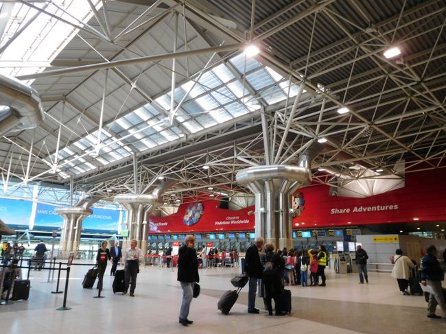 リスボン空港内<br /><br />前回もターキッシュエアーの利用でしたが、リコンファームはしませんでした。<br />もし予定の飛行機に乗れなくても、帰国後余裕があったので。<br />でも今回はどうしても９日までに帰宅しなければならず、成田での宿泊ホテルのこともあり、ターキッシュエアーに電話して尋ねました。<br />「リコンファームしなくても、２時間前までにチェックインして頂ければ、予約を取り消すことはありません。」ということだったので、それに間に合うように空港に行きました。