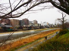 京都の風景だなぁと感じる鴨川。
歴史を勉強しているとどうしても出てくる処刑場。
鴨川って、まさになんですよね。
今は穏やかに流れる憩いの場所っていう感じなんですけど。
でも、そんなこと言い出すとどこもかしこもになるのでと思うようにしてます。
