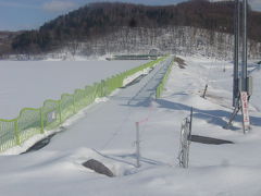 桜岡湖に到着。

流石に湖岸の反対側に続く道路はまだまだ冬の装いです…。