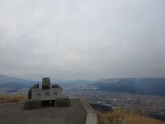 この四角い大観峰の処で行き止まりです。今来た道を駐車場まで戻ります。