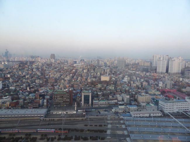 ソウル駅そばのホテル、フォーポインツバイシェラトンからの眺め。この角度から見ると、ソウル駅近くでも高層ビルが少ない。<br /><br />ホテルをチェックアウトして、まずは空港鉄道で金浦空港へ。