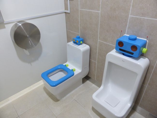 駅のかわいいロボットトイレ。<br /><br />ソウルでは多目的トイレに大体子供用のトイレがあり、このトイレに娘は大喜び！帰国後もしばらくこのトイレの話をしていました。