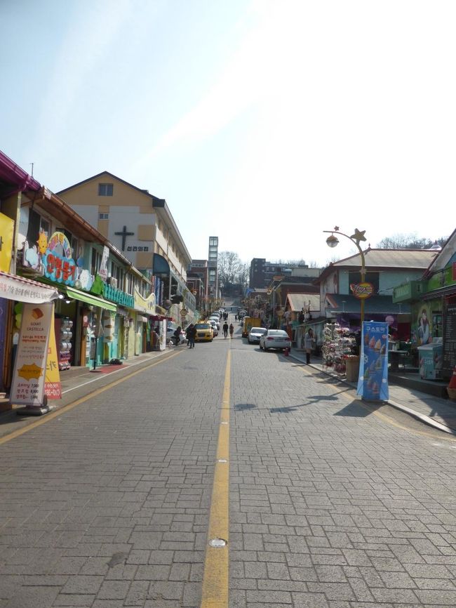 大きな通りが一本あり、脇道が数本、そして大きな通りに平行する細い道があり、その一帯が童話村のエリアです。