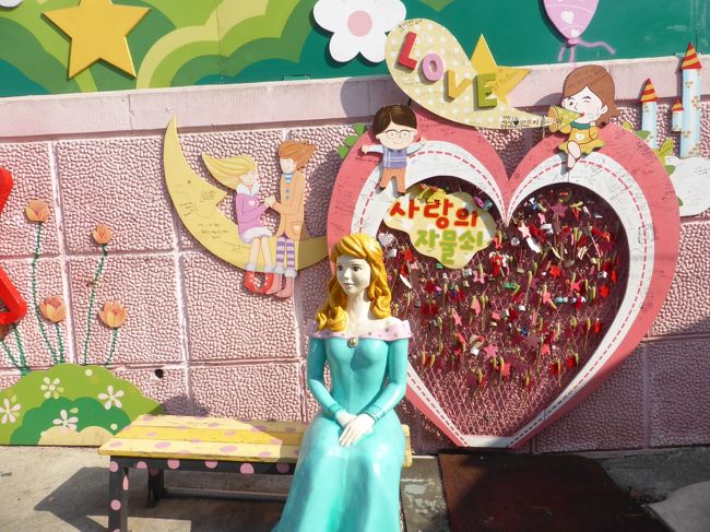 こちらのオーロラ姫もドレスの色を変えてあります。