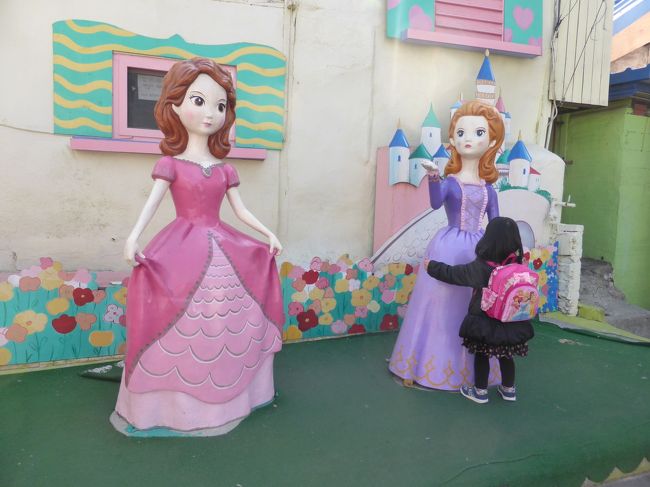 娘の大好きな、ちいさなプリンセスソフィアのソフィアとアンバー。<br /><br />ドレスの色はアニメと変えてあるのは著作権の関係かしら？