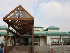 熊本城を二の丸駐車場付近から眺めた後は熊本港フェリーターミナルにやってきました。
九商フェーリーで熊本から今夜の宿がある島原に向かいます。
建物の中には九商フェーリーと熊本フェリーの窓口が仲良く並んでいます。