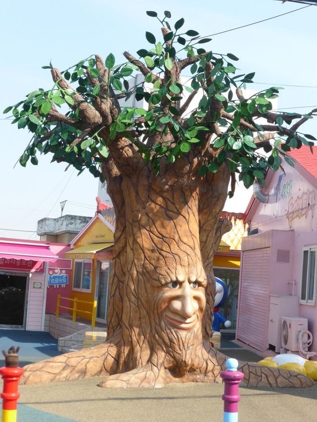 ちょっと不気味な大きな木。