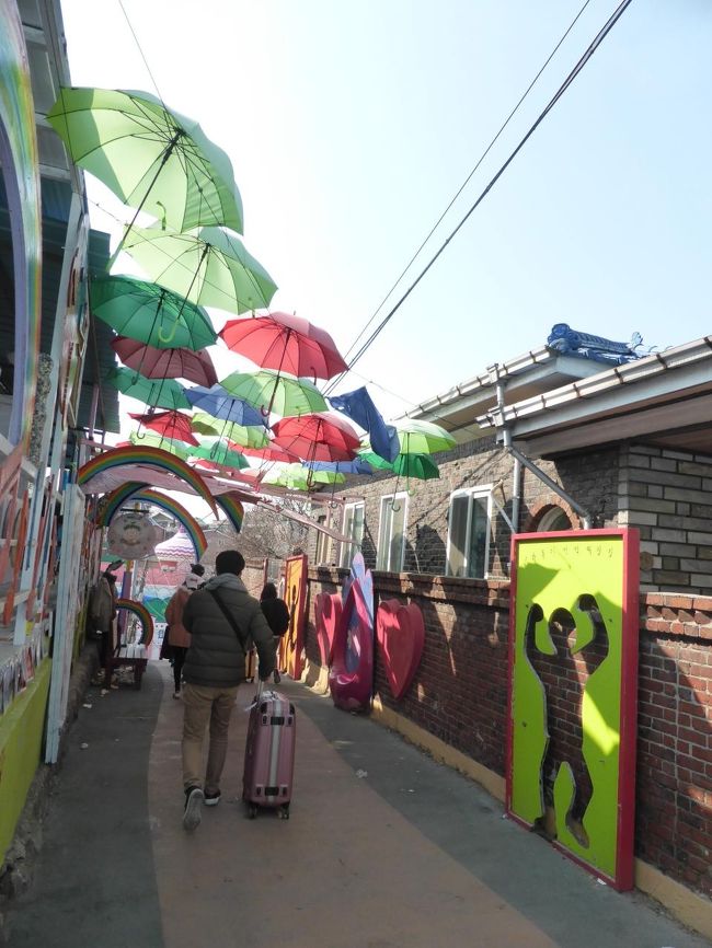 傘の並ぶ通り。