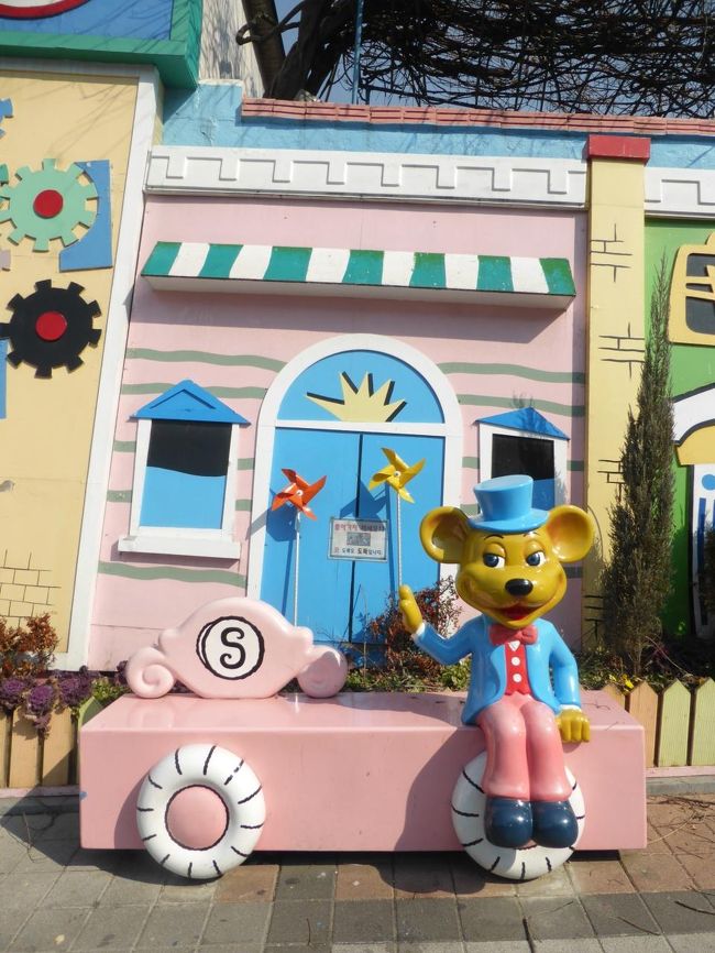 これは何のキャラクターかしら？一緒に写真を撮れるようになっています。