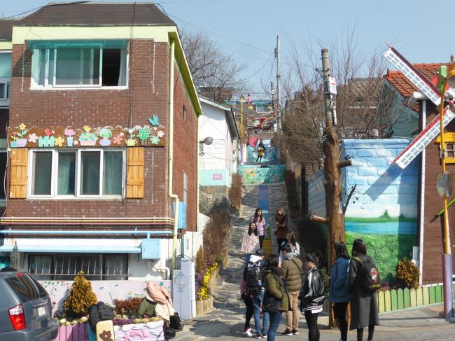 楽しそうに撮影している若者グループ。確かにここ、SNS映えすること間違いなし！？<br /><br />階段のペイント、ソウルの梨花洞を思い出します。