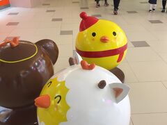 打浦橋の駅直結のショッピングモールのような場所には、こんな鳥のキャラクターが何体も飾ってありました。　なかなかカワイイ!