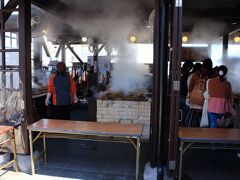 温泉の蒸気で調理する大人気の「地獄蒸し工房」。
ちょうどお昼時だったこともあり、多くの人でにぎわっていて、看板にはなんと90分と出ていました。