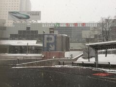 次の集合場所の 札幌駅

雪が結構降ってました、、、
吹雪、、、
