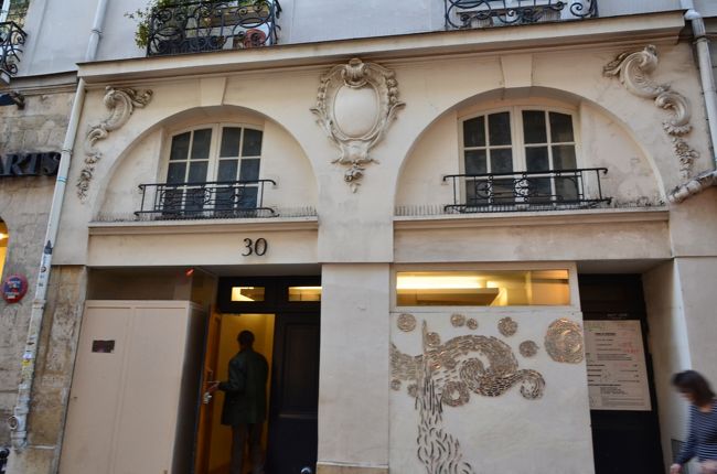 国民公会議員及び公安委員のジャック・ニコラ・ビョー＝ヴァレンヌが一時期住んでいた建物はサンタンドレ・デ・ザール通り30番地にあった。ビョー＝ヴァレンヌは山岳派の中でも急進派であり、エベール派に近かった人物だ。公安委員会への加入もエベールのゴリ押しがあったためとも言われている。最高存在の祭典以降は、ロベスピエールらと対立し、テルミドールの反動の際は、サン＝ジュストの発言を封じ、ロベスピエールの失脚に一役買うことになる。<br /><br />1794年6月10日、反革命に対する起訴や告発を簡素化するプレリアル22日法がクートンの発議により制定されると、恐怖政治は更に加速する。1793年4月に革命裁判所が設置されてから1794年6月10日までの間、1251人が処刑されているが、この法案の設立以降、テルミドールの反動で恐怖政治が停止する7月27日までの僅か47日間の間に断頭台に送られた人数は1376人にのぼる。