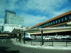 出発！　仙台駅が見えます。　１００万都市にふさわしい立派な駅舎ですな。

仙台駅前を右に行きます。