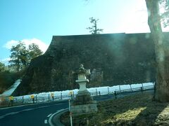切込接の美しい本丸の石垣です。

私は「城巡り人」ですが、今回はバスから見るだけで通り過ぎます。