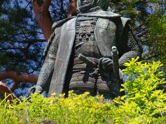 車で春日山を中腹まで登って、入場口からは徒歩で登山となります。
登山道入り口に上杉謙信の像が建っています。