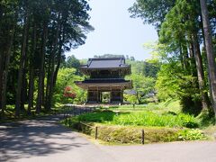 春日山の麓にある謙信公の墓所、林泉寺にやって来ました。