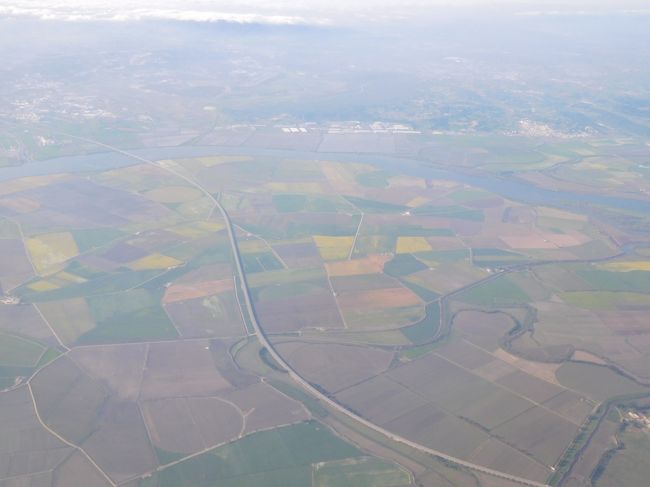 とうとう離陸しました。<br /><br />さようなら、ポルトガル。<br />今回もたくさんの素敵な思い出をありがとう。<br /><br />旅の途中はいろいろ苦しかったり、日本食が恋しかったりと、もう日本に帰りたくなったりしたこともありましたが、旅の終わりはちょっとしんみりします。