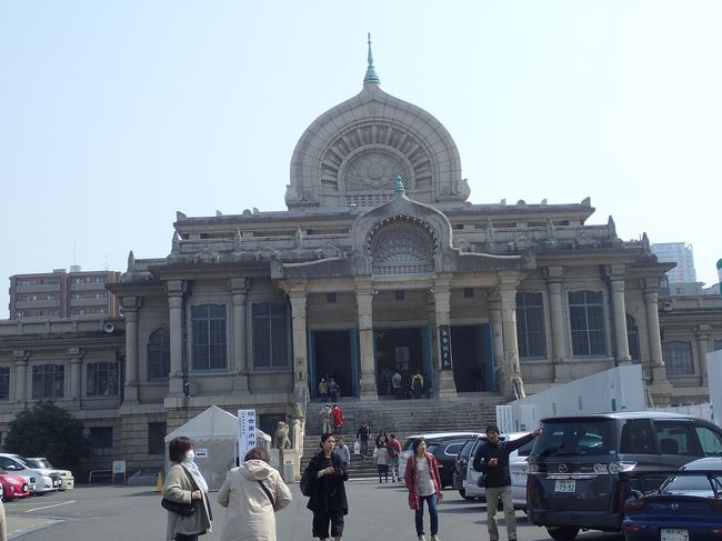 正面を。<br />本堂は<br />鉄筋コンクリート造（一部鉄骨鉄筋コンクリート造）2階建（一部に地下階を設ける）。建築面積は3,149.4m2(平米)。