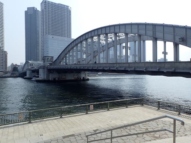 テラスから勝鬨橋を