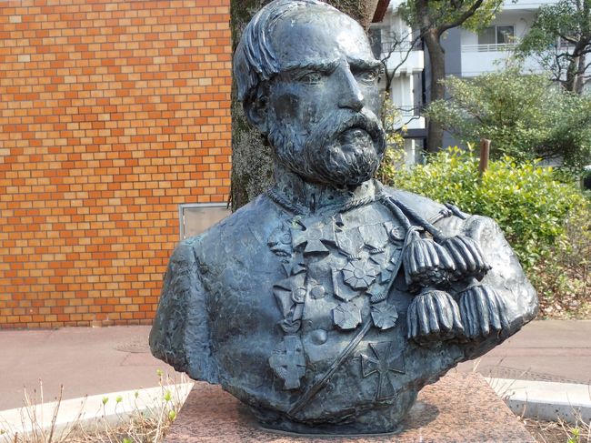 シーボルトの胸像は、<br />オランダ・ライデン大学より寄贈されたようだ。<br />シーボルトというと、<br />所謂シーボルト事件で<br />1829年日本を追放されるが、<br />日本人では、シーボルトに協力したかどで、<br />天文方書物奉行高橋作左衛門や、<br />長崎通詞吉雄忠次郎などが処罰され、<br />高野長英然りだったことは、<br />皆さんご存知のとおりである。