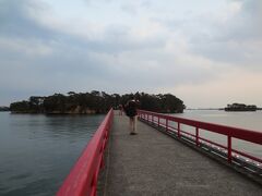 先ほど来た五大堂の方向に戻り、
さらに先にある福浦島へ。（どれだけ歩くのだ・・・）

写真は島に渡る福浦橋。こちらはスケルトンではありません。
